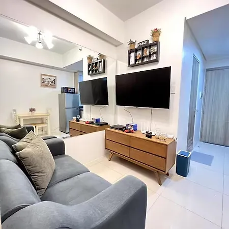 Cozy Condo With Pool View And Free Parking!